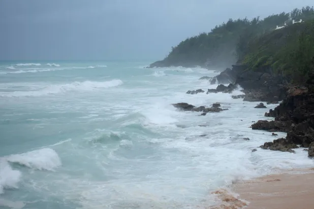 التيارات والأمواج العاتية تظهر مع اقتراب رياح إعصار من خليج تشيرش في برمودا (رويترز)