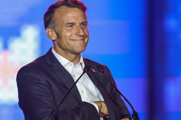 الرئيس الفرنسي إيمانويل ماكرون يتفاعل أثناء حضوره حفلاً موسيقياً بمناسبة يوم استقلال مولدوفا في كيشيناو يوم 27 أغسطس 2025 (رويترز)