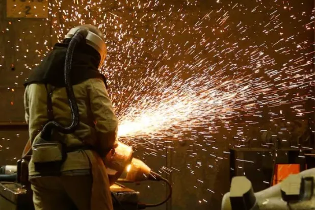 عامل في شركة «إف دبليو إتش ستالغوس» لصب الفولاذ في مولهايم، ألمانيا (رويترز)