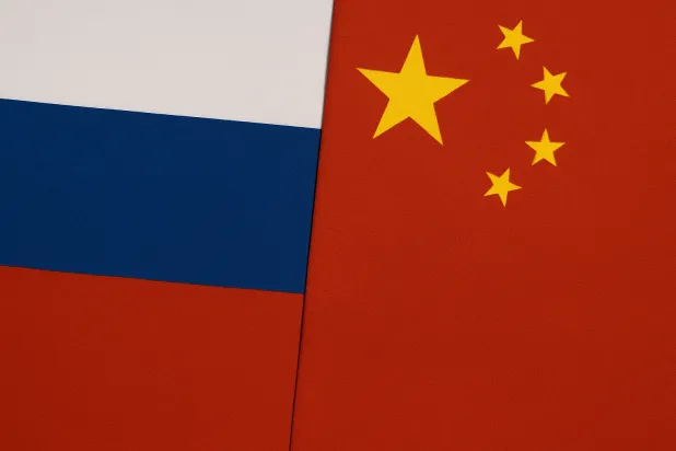 صورة تظهر العلمَين الروسي والصيني (الشرق الأوسط)