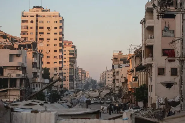 İsrail ile Hamas arasındaki savaş devam ederken Gazze şehrindeki yıkımı gösteren bir fotoğraf (AFP)