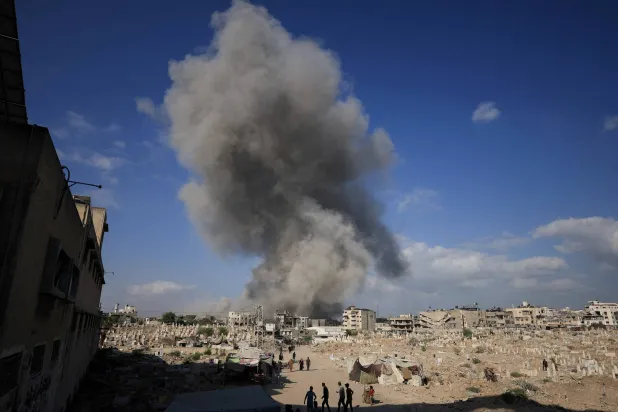 إسرائيل تواصل قصفها العنيف على غزة مستهدفة تدميرها وتهجير سكانها (رويترز)
