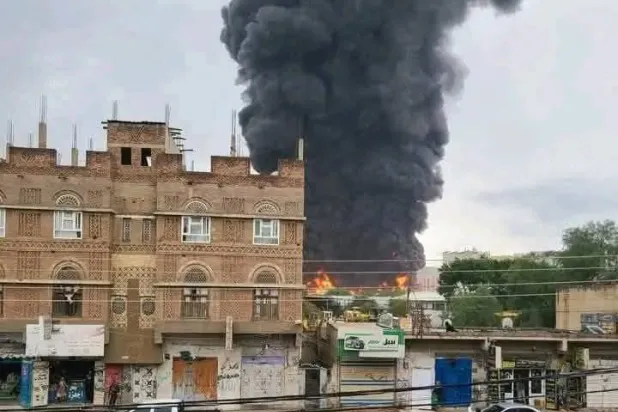 دخان كثيف يتصاعد من موقع ضربته غارة إسرائيلية بصنعاء الخاضعة للحوثيين (إكس)