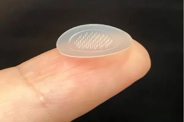 اللاصقة الجديدة تُشبه الضمادات الشفّافة الصغيرة (الجمعية الكيميائية الأميركية)