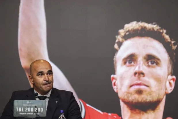 مدرب المنتخب البرتغالي لكرة القدم الإسباني روبرتو مارتينيز وخلفه صورة جوتا (إ.ب.أ)