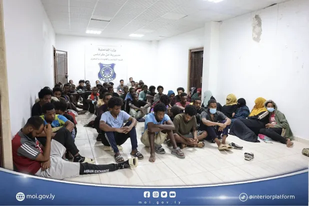 62 مهاجراً قبيل «تحريرهم» من قبضة عصابة في تاجوراء (وزارة الداخلية بغرب ليبيا)