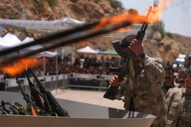 قام عدد من مسلحي حزب العمال الكردستاني بخطوة رمزية لإحراق أسلحتهم في السليمانية شمال العراق في 11 يوليو الماضي (رويترز)