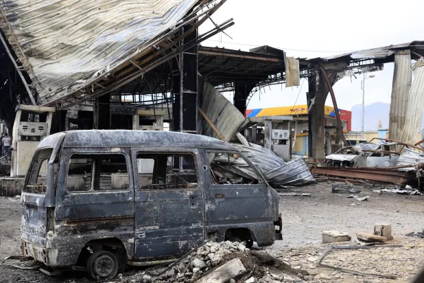 محطة وقود بصنعاء دمّرها الهجوم الإسرائيلي (إ.ب.أ)