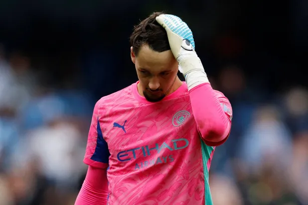 حارس المرمى جيمس ترافورد (رويترز)