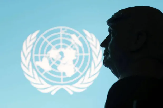 صورة مركّبة تظهر الرئيس الأميركي دونالد ترمب مع شعار الأمم المتحدة في الخلفية (رويترز)