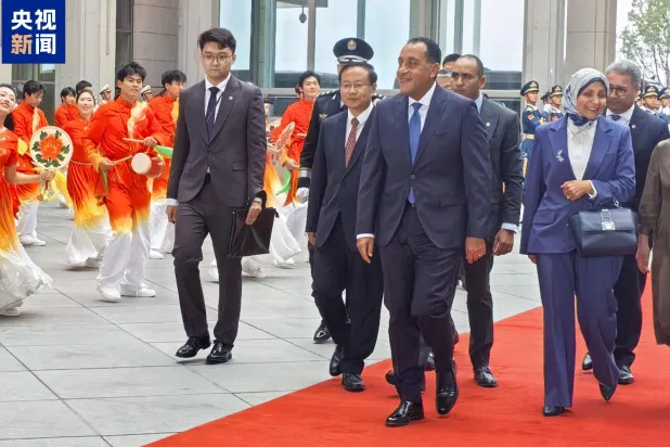 رئيس الوزراء المصري مصطفى مدبولي لدى وصوله إلى بكين (موقع قناة «سي جي تي إن» الصينية)