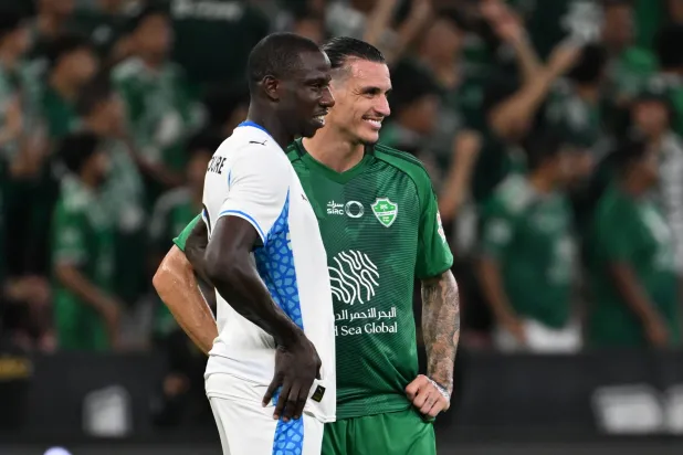 إيبانيز في متابعة لصيقة مع دوكو لاعب نيوم (تصوير: علي خمج)