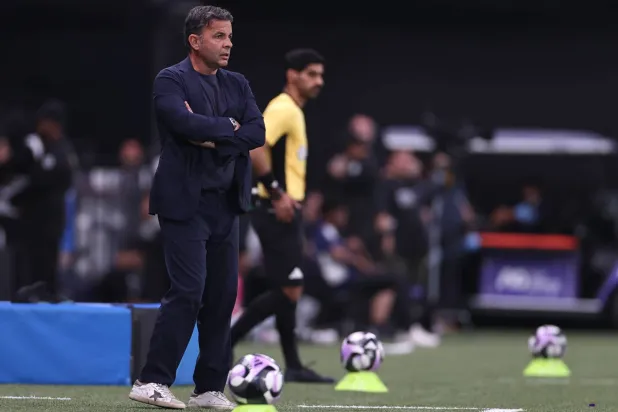 خافيير كاليخا المدير الفني لفريق الرياض (تصوير: سعد العنزي)