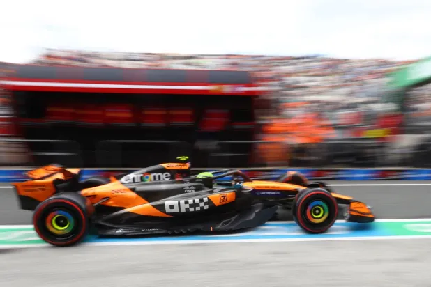 نوريس خلال التجارب الحرة (رويترز)