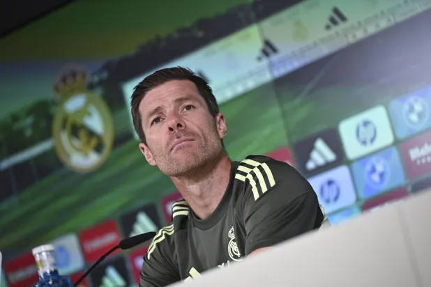 ألونسو خلال المؤتمر الصحافي (إ.ب.أ)