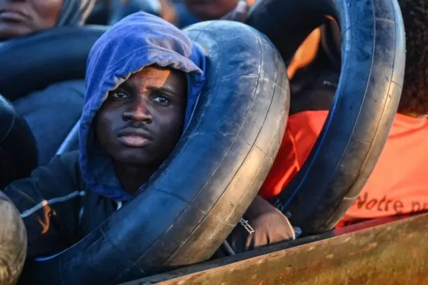 Moritanya açıklarında bir teknede bulunan Afrikalı göçmen (AFP)