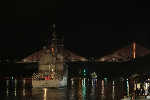 الطراد الأميركي قاذف الصواريخ الموجهة «ليك إيري» يدخل قناة بنما (إ.ب.أ)