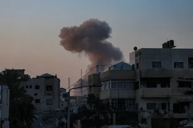 دخان يتصاعد جراء القصف الإسرائيلي على حي الصبرة بمدينة غزة (إ.ب.أ)