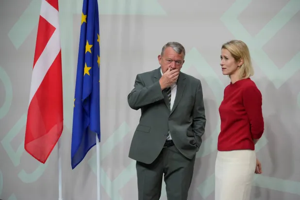 مسؤولة السياسة الخارجية في الاتحاد الأوروبي كايا كالاس ووزير الخارجية الدنماركي لارس لوكّه راسموين في كوبنهاغن (رويترز)