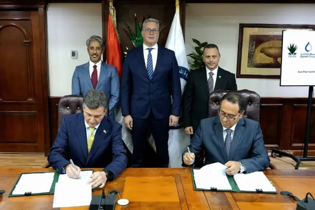 وزير البترول المصري يشهد توقيع العقود بين «إيجاس» و«إيني» بحضور مسؤولي «بي بي» و«قطر للطاقة» (وزارة البترول المصرية)