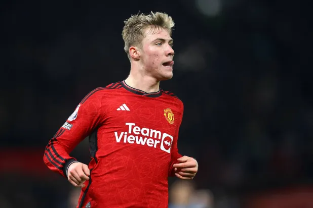 راسموس هويلوند لاعب مان يونايتد المنتظر بيعه (رويترز)