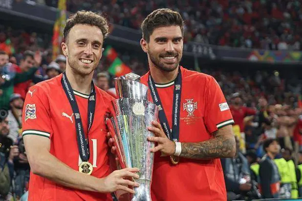 الراحل ديوغو جوتا إلى جوار صديقه روبن نيفيز (بي بي سي)