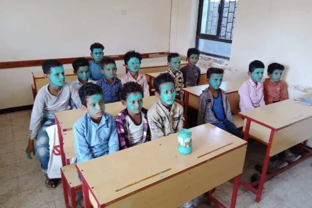 أطفال في مدرسة تحت سيطرة الحوثيين يجبرون على طلاء وجوههم باللون الأخضر (إعلام حوثي)