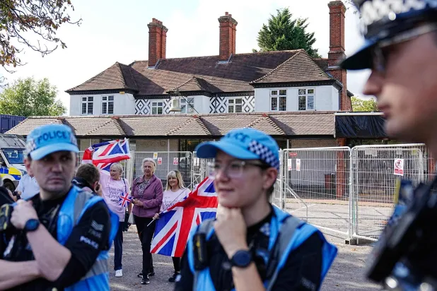 محتجون خارج فندق «بيل» الذي يؤوي طالبي لجوء في إيبينغ القريبة من لندن (أ.ف.ب)