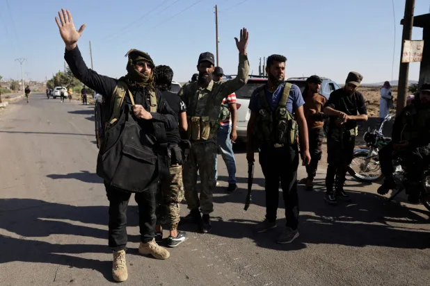 مقاتلون من البدو عند حاجز لقوات الأمن السورية نُصب لمنعهم من التقدم نحو السويداء في 19 يوليو الماضي (رويترز)