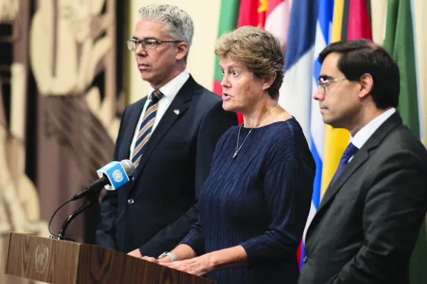 مندوبو بريطانيا وألمانيا وفرنسا لدى الأمم المتحدة خلال كلمة خارج قاعة مجلس الأمن في نيويورك (رويترز)