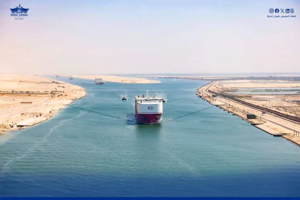 إحدى أكبر حاملات السيارات بالعالم (BYD XI'AN) في رحلتها عبر قناة السويس قادمة من سنغافورة ومتجهة إلى إيطاليا (هيئة قناة السويس)