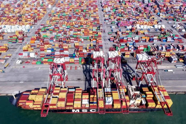 أوناش تنقل آلاف الحاويات في ميناء قوانغداو شرق الصين (أ.ف.ب)