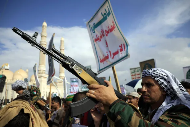 عنصر حوثي في ميدان السبعين بصنعاء خلال حشد للجماعة المتحالفة مع إيران (إ.ب.أ)