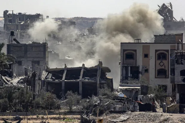 تصاعد الدخان عقب غارة جوية إسرائيلية خلال عملية عسكرية شرق حي الشيخ رضوان في مدينة غزة السبت (إ.ب.أ)