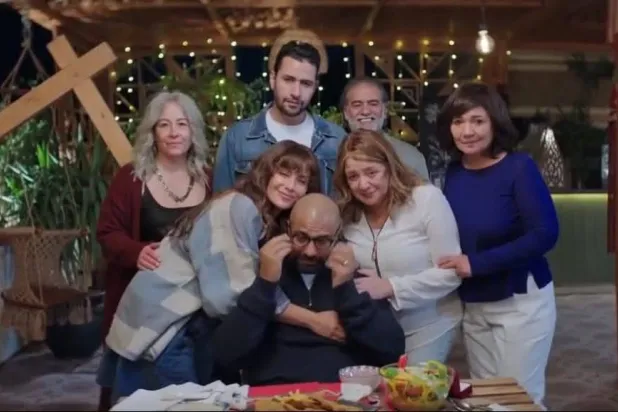 لقطة تجمع بعض فريق عمل المسلسل (منصة شاهد)