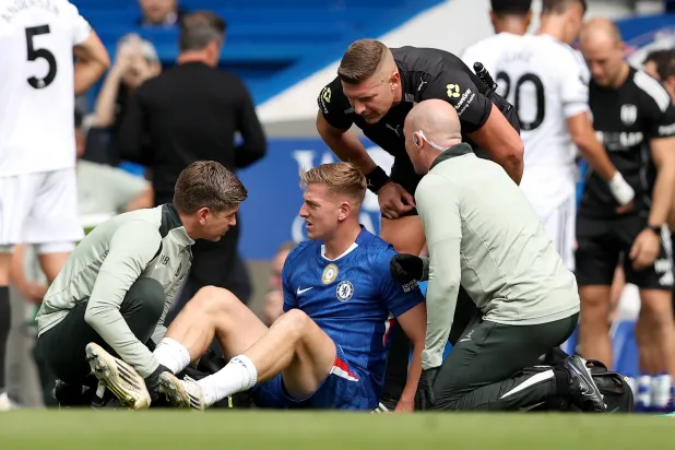  المهاجم ليام ديلاب لحظة إصابته في مواجهة فولهام (إ.ب.أ)