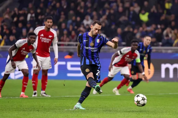 هاكان تشالهانوغلو لاعب إنتر ميلان (رويترز)