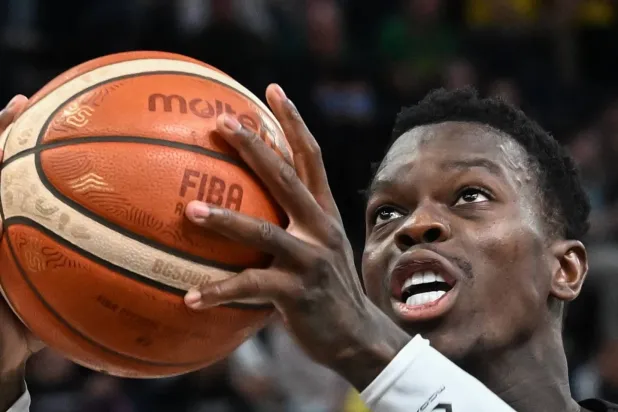 دينيس شرودر قائد المنتخب الألماني لكرة السلة (إ.ب.أ)