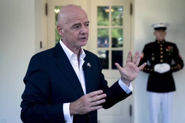 السويسري جياني إنفانتينو رئيس الاتحاد الدولي لكرة القدم (فيفا) (إ.ب.أ)