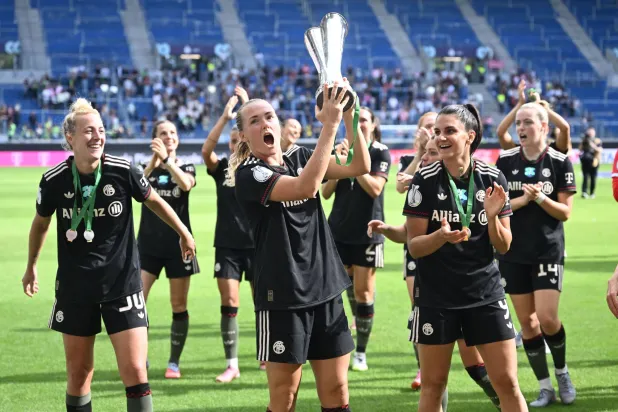 فرحة سيدات بايرن ميونيخ بلقب كأس السوبر الألماني (د.ب.أ)