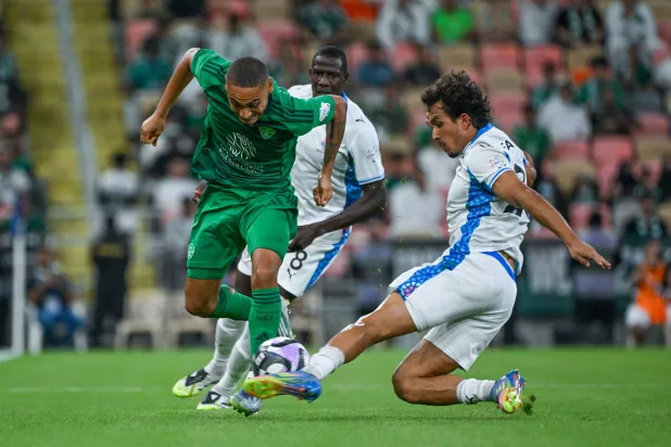 نيوم قدم أداء بطولياً أمام الزعيم الآسيوي (تصوير: علي خمج)