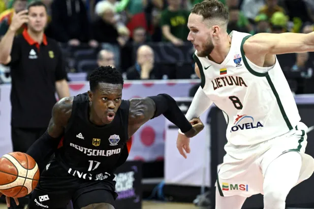 دينيس شرودر في مواجهة مع تاداس سيديكير من ليتوانيا خلال المباراة (رويترز)