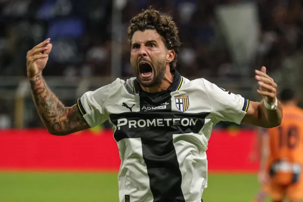 كوتروني لاعب بارما محتفلا بهدفه في مرمى أتالانتا (إ.ب.أ)