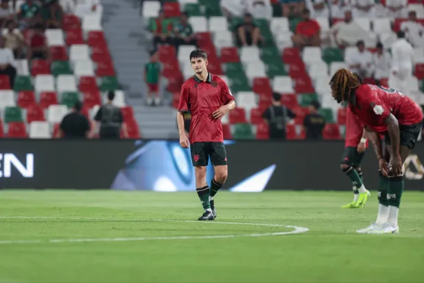 جون باكلي لاعب الخلود وضع بصمته سريعاً في المباراة الأولى (الدوري السعودي)