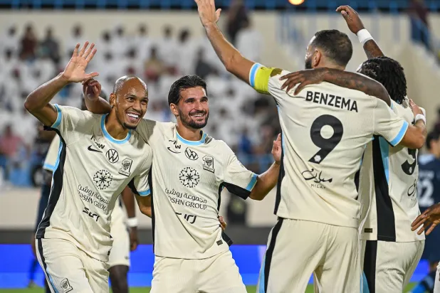 بنزيمه محتفلا بأحد أهدفه في المباراة (تصوير: علي خمج)