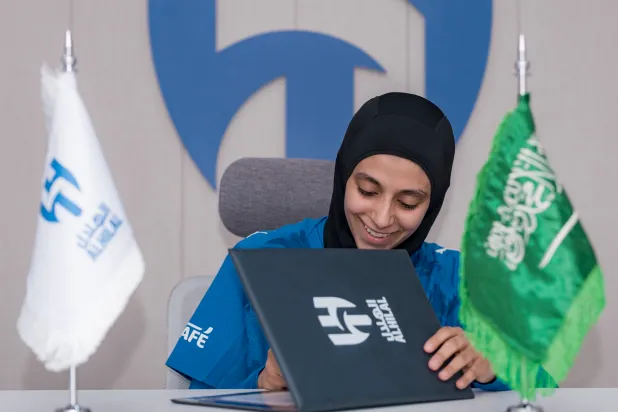 عبير خلال توقيع العقد (نادي الهلال)