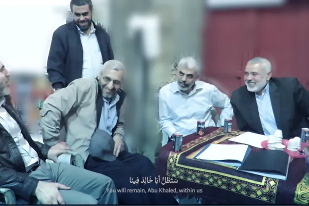 صورة تظهر قادة «حماس» إسماعيل هنية ويحيى السنوار ومحمد الضيف ومحمد السنوار (لقطة من فيديو نشرته «كتائب القسام»)