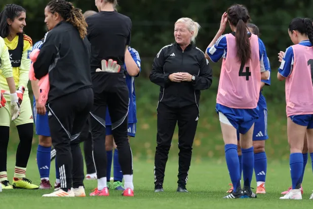 المدربة الرئيسية بولين هاميل تدرب فريق اللاجئات الأفغانيات خلال معسكر اختيار في «سانت جورج بارك» ببريطانيا... 26 أغسطس 2025 (رويترز)