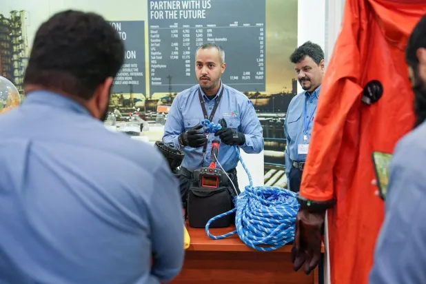 موظفّون بـ«بترورابغ» أثناء إحدى الحملات المتعلّقة بالسلامة (إكس)
