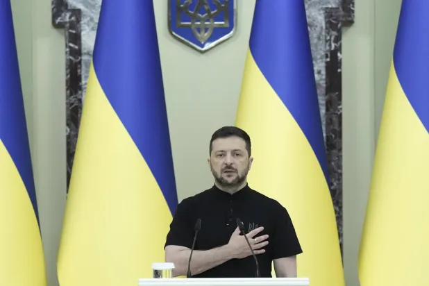 الرئيس الأوكراني فولوديمير زيلينسكي قبل مؤتمر صحافي في كييف الأسبوع الماضي (إ.ب.أ)